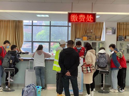 图为缴费现场